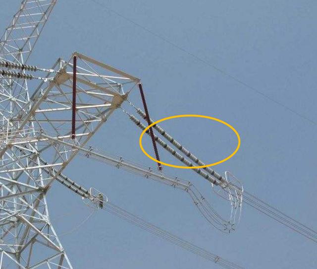 高压铁电塔上用瓷瓶绝缘,下雨时瓷瓶上有水,为什么也不会漏电?