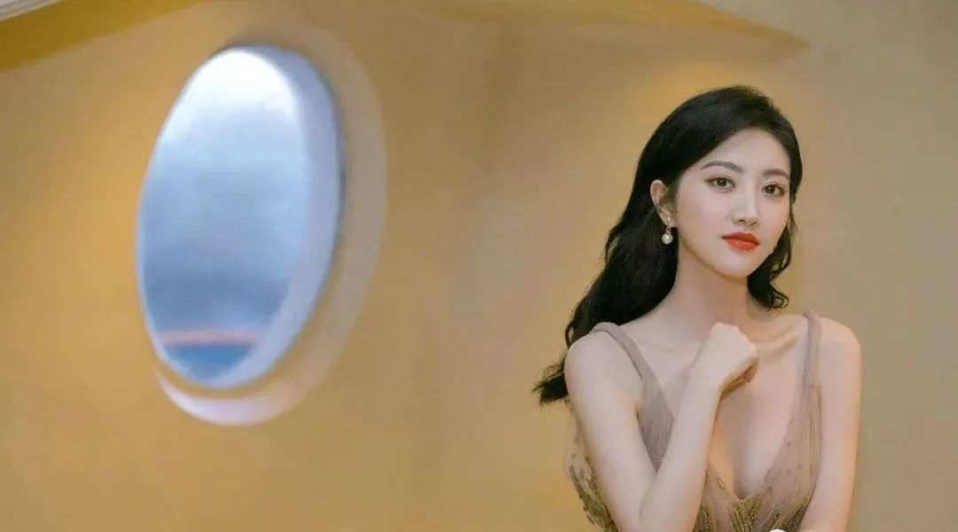 景甜蹲厕所化妆真"拉风",穿超短包臀裙女神风范不减当年!