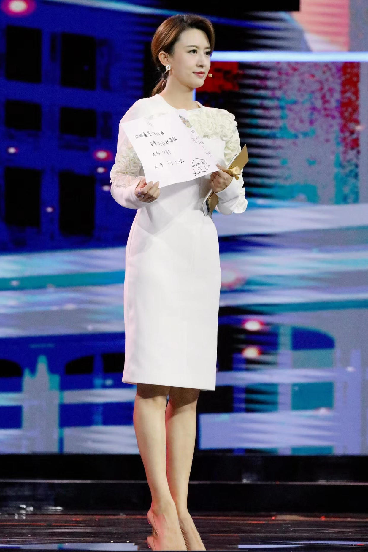 张蕾气质高级又会穿,白色过膝连衣裙端庄优雅,42岁魅力十足