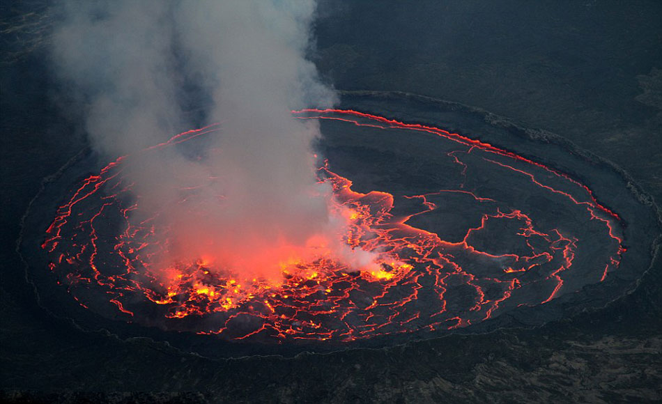 俄罗斯勘察加边疆区希韦卢奇火山喷发的火山灰柱高达海拔45千米