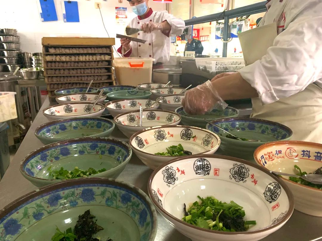 正挑选午餐错峰就餐的学生们4月8日中午,阜阳一中食堂学习怎样呢?