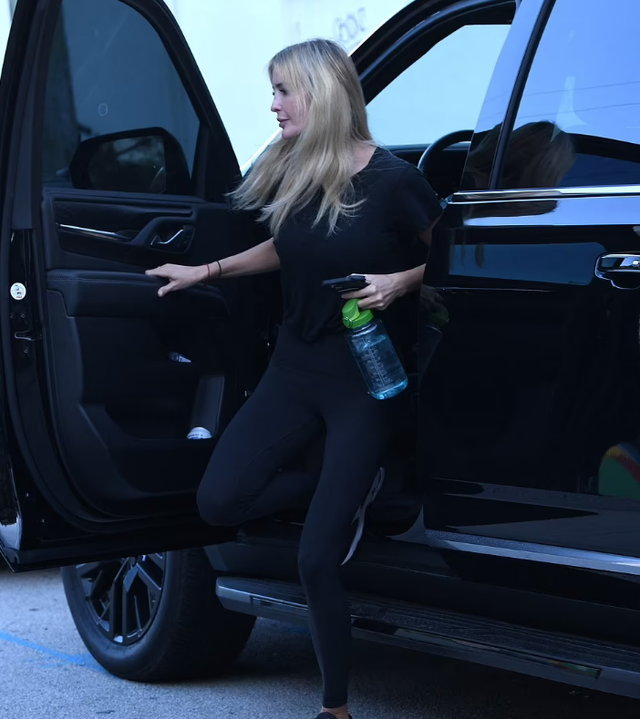 41岁伊万卡真自律,刚下飞机就去了健身房,换上运动服又美又瘦