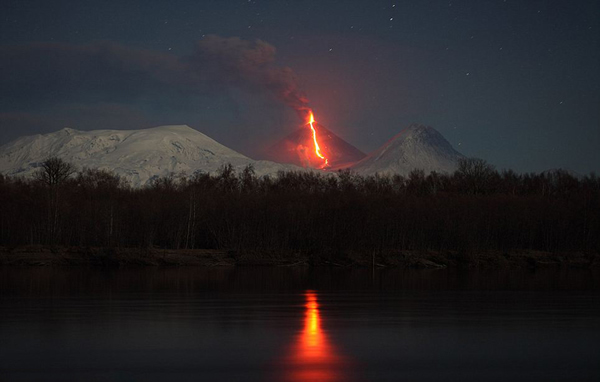 俄罗斯勘察加边疆区希韦卢奇火山喷发的火山灰柱高达海拔45千米