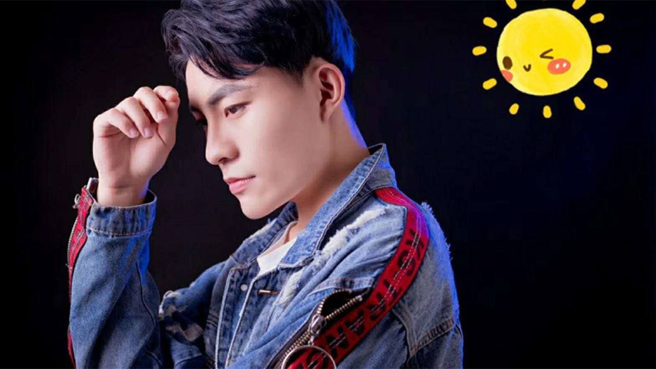 这个千万网红正是机智张,想必有关注变装和芭比打扮