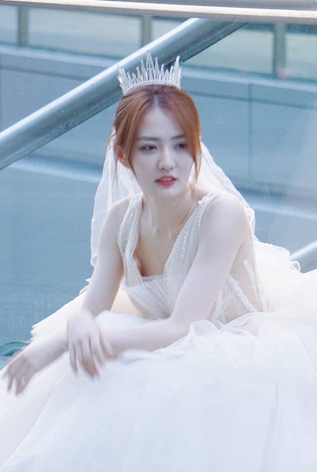 徐璐穿婚纱美的迷人,无修图也看不到瑕疵,就像个小公主