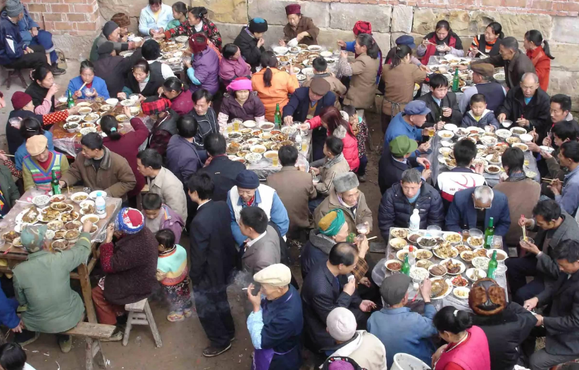 山东农村一暴发户,酒席不见茅台,只有3瓶"无牌酒"惹非议