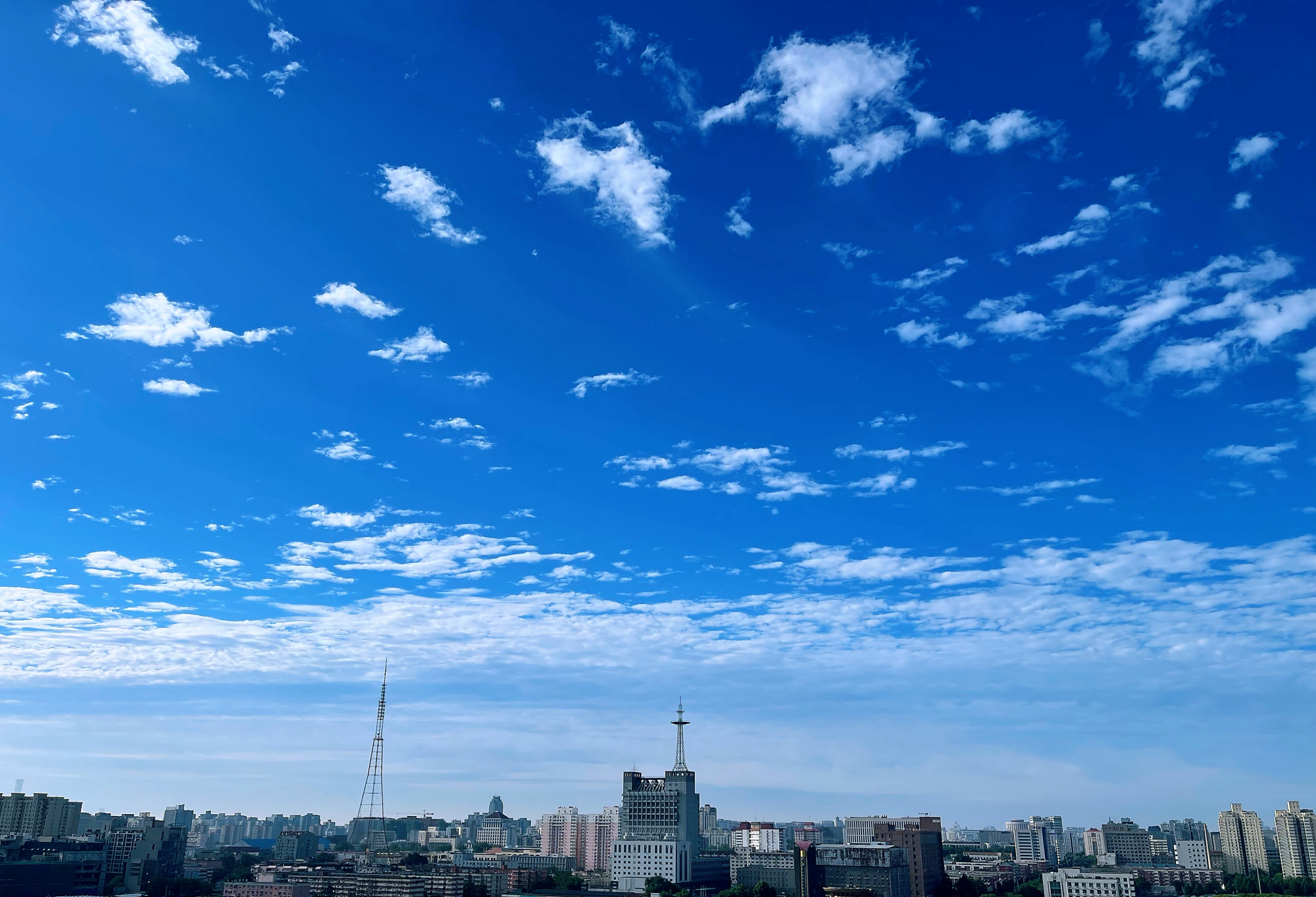 抬头看!今早的北京蓝天白云阳光晴朗
