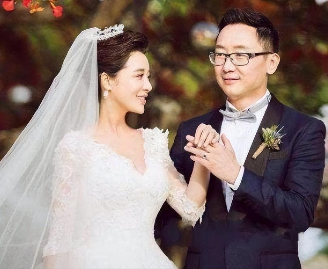 前有杨幂,后有秦岚,魏大勋早已走上"抱富婆"的康庄大道