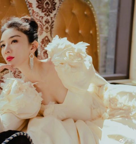 黄奕晒梦幻宫廷风写真 端坐华丽沙发似女王