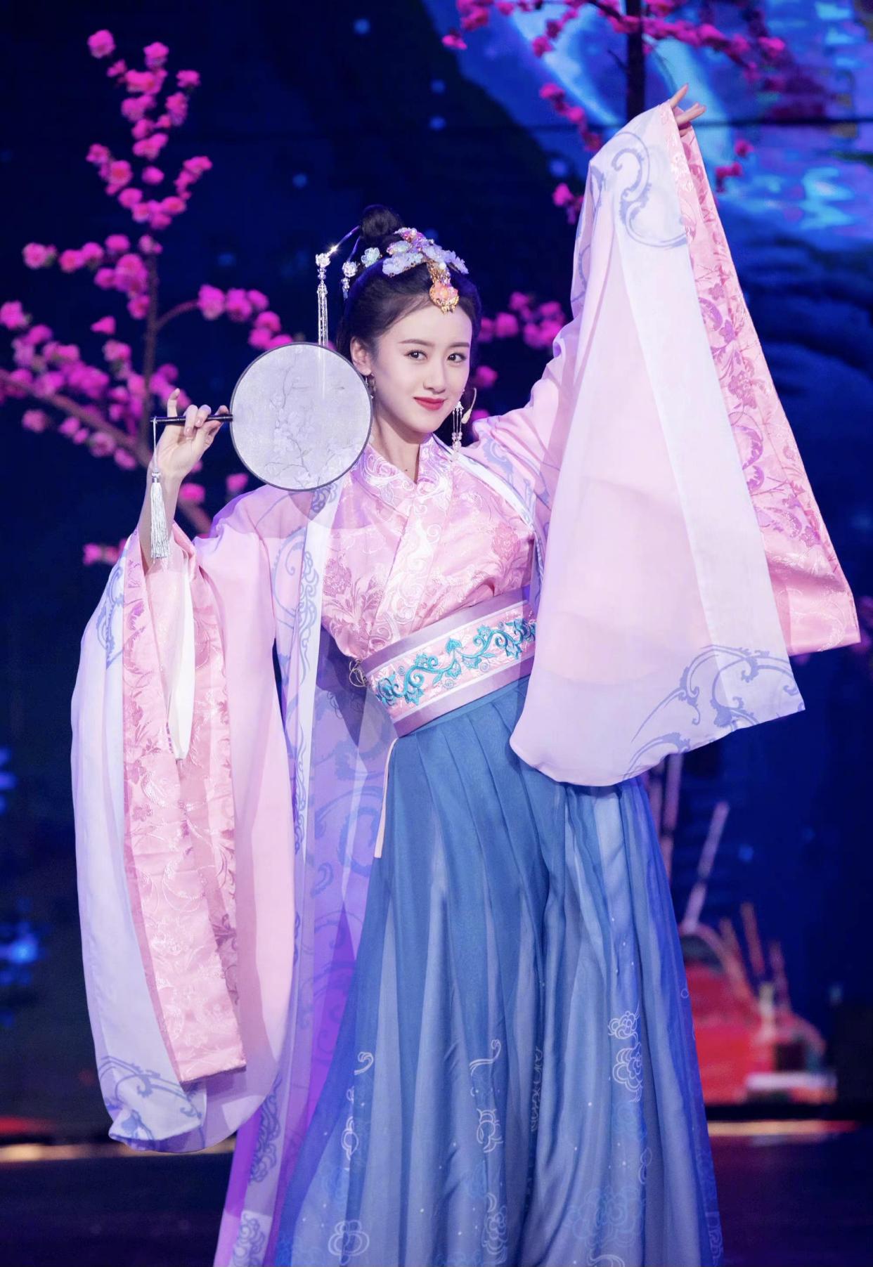 袁冰妍古装扮相惊艳,貂蝉造型不输《琉璃》,精美头饰超抢眼