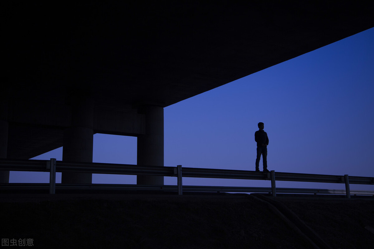 诗歌赏析:黑色的日子每一天都像废铁