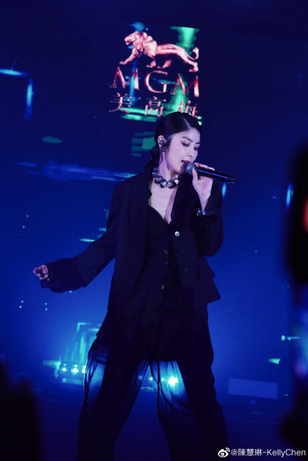 知名港星陈慧琳近况曝光!穿透视装海上开唱,50岁身材惹人羡
