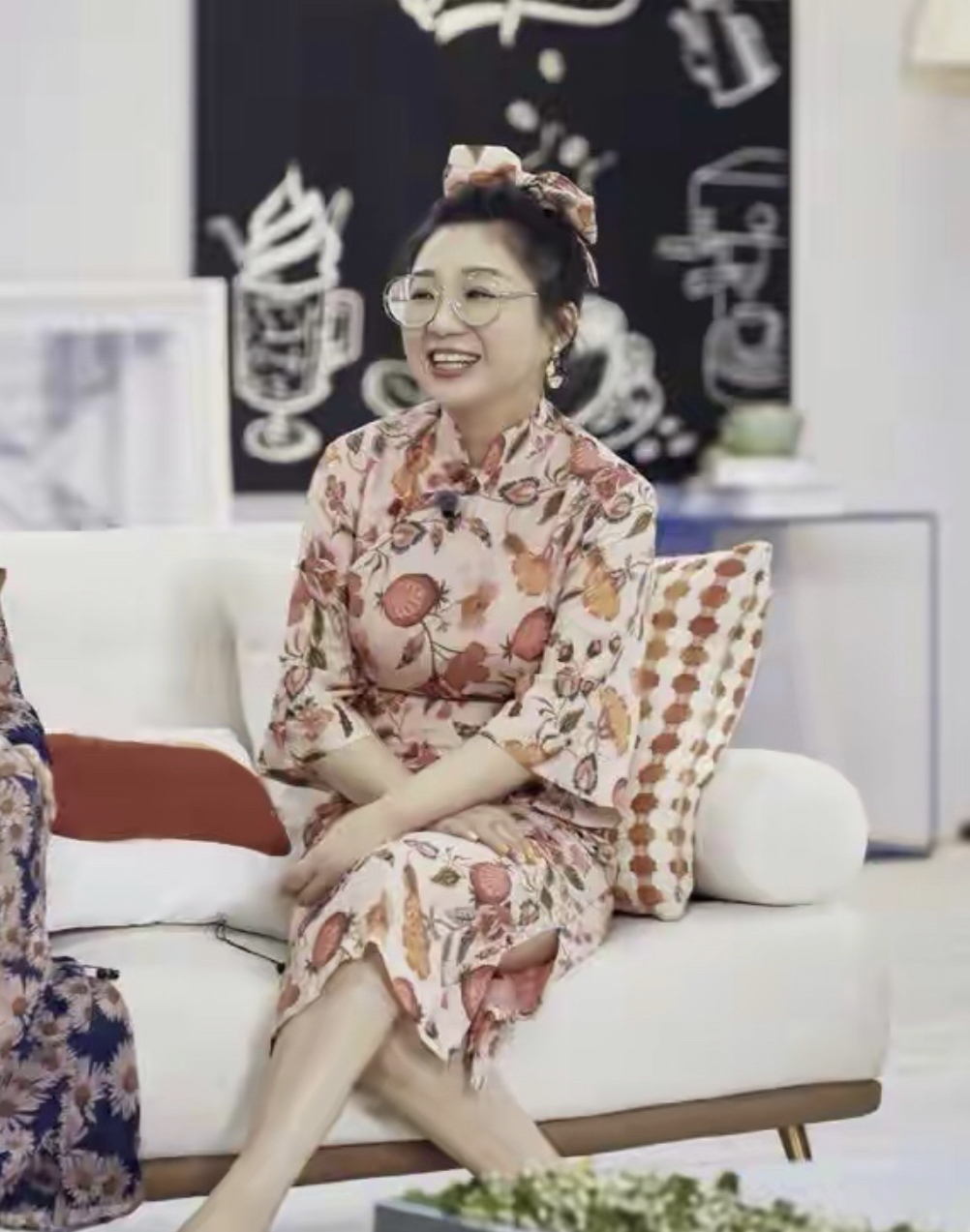 贾玲胖得坦荡荡,挑战"彩色旗袍"还挺有韵味,骨子里的自信真美