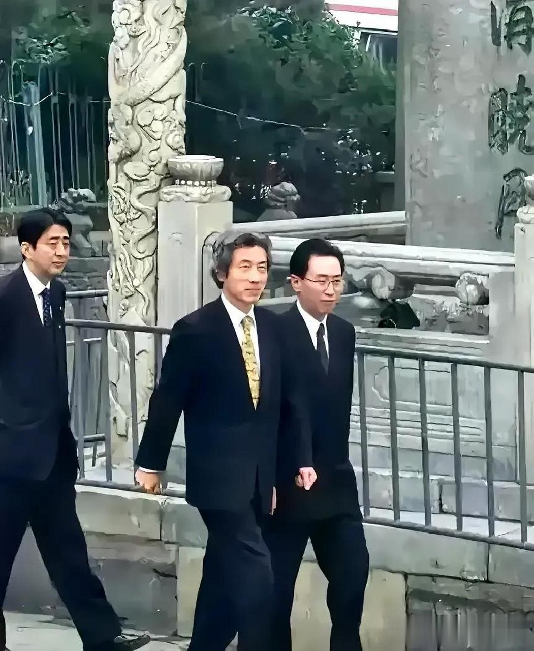 小泉纯一郎和后来作为首相安倍晋三都参拜过靖国神社,他们对日本侵略
