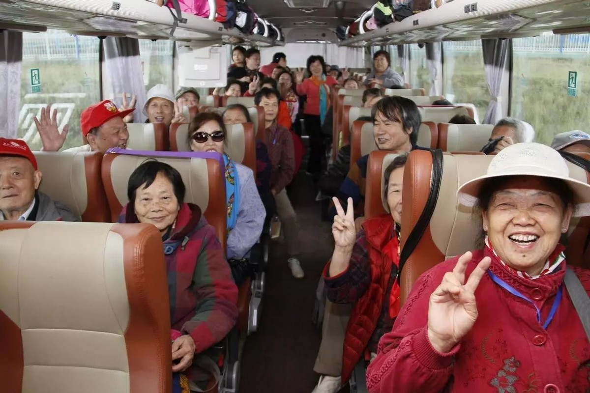"老年旅游团"价格如此便宜,不会亏钱么?导游:放心不可能的!