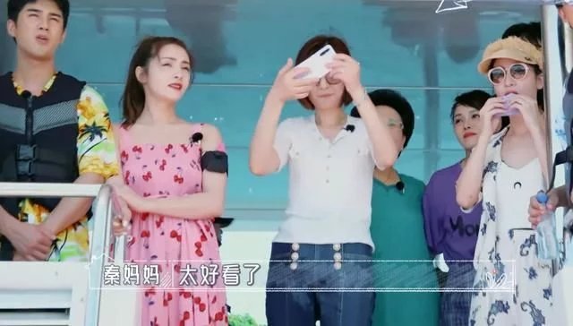 麦迪娜海边穿泳衣玩水,谁注意伊能静穿了啥,不太合适吧?