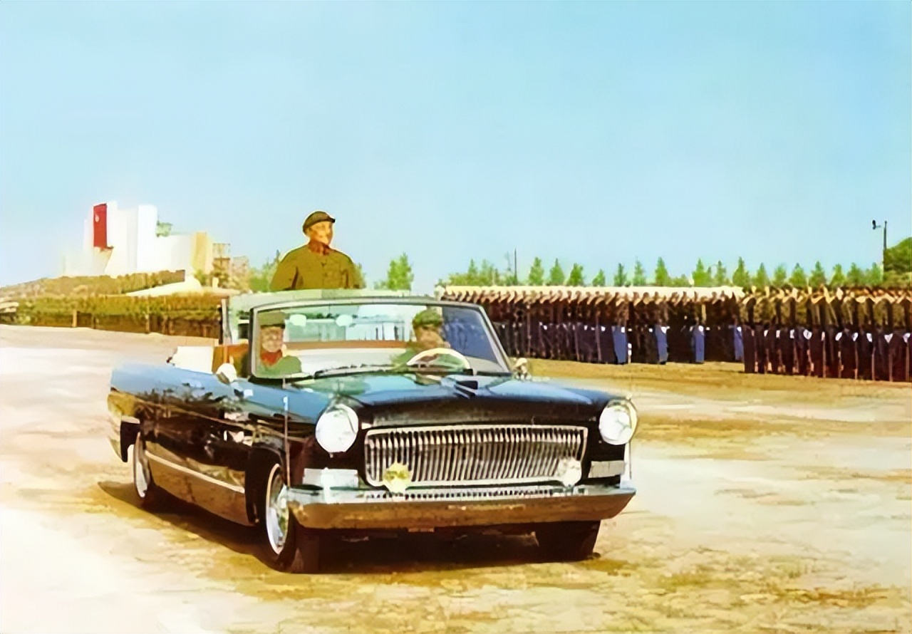 1981年邓公阅兵时,指着一师长说:这人好好培养,后来师长成就如何