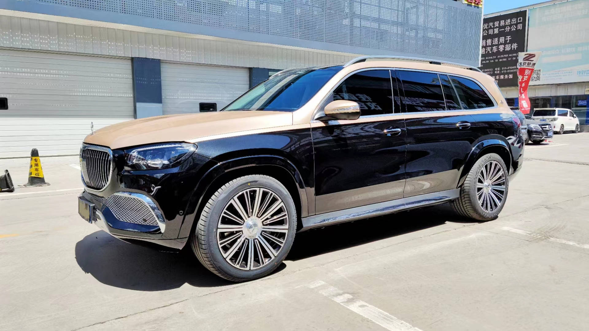 21款奔驰gls400改迈巴赫外观包围套件 22寸原厂轮毂 改双拼色