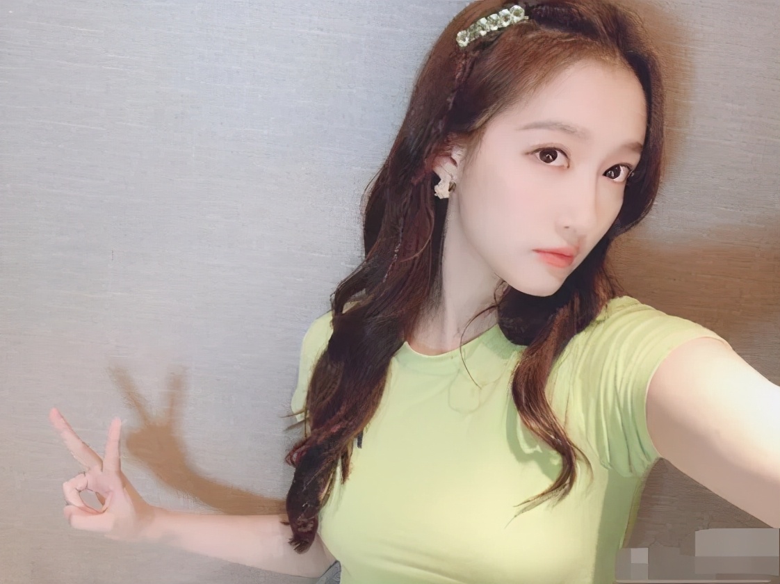 有种"身材火辣"叫关晓彤,看见她泳装照后,网友:鹿晗眼光真好