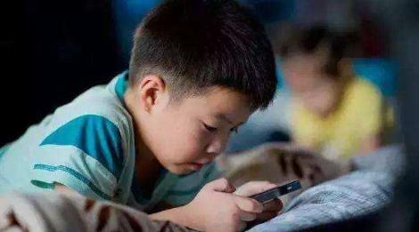 父母在玩手机,孩子凭什么要写作业?家庭教育,趁早看透这3件事