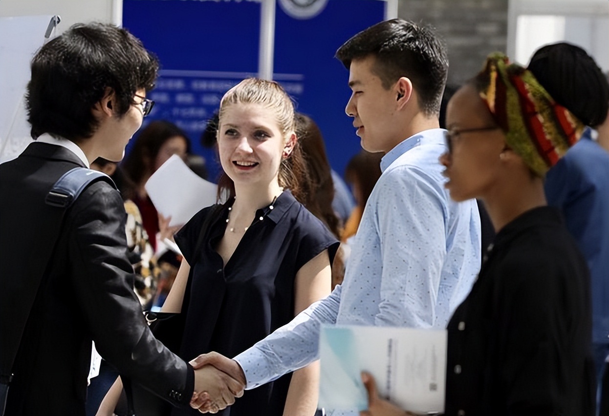 大学生留学热潮不减,他们在国外混不下去后,回国都做些什么?