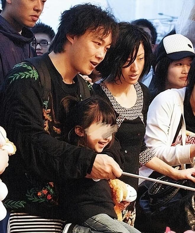 陈奕迅与徐濠萦甜蜜约会照曝光,娇妻皮肤紧致状态超好,不似49岁