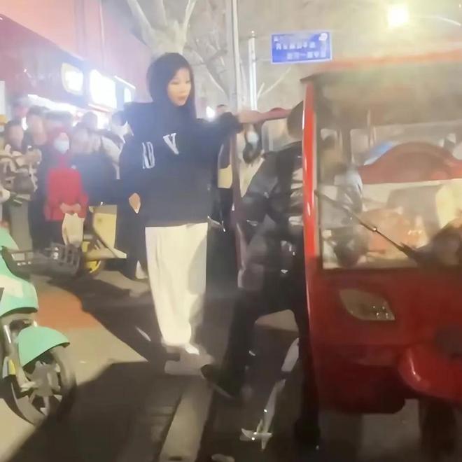 临沂精神小妹因60元车费,竟暴力殴打40岁妇女,直言:谁敢报警?