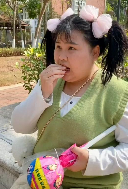 千万网红覃进展靠拍段子走红,买车买房迎娶娇妻,如今与搭档闹掰