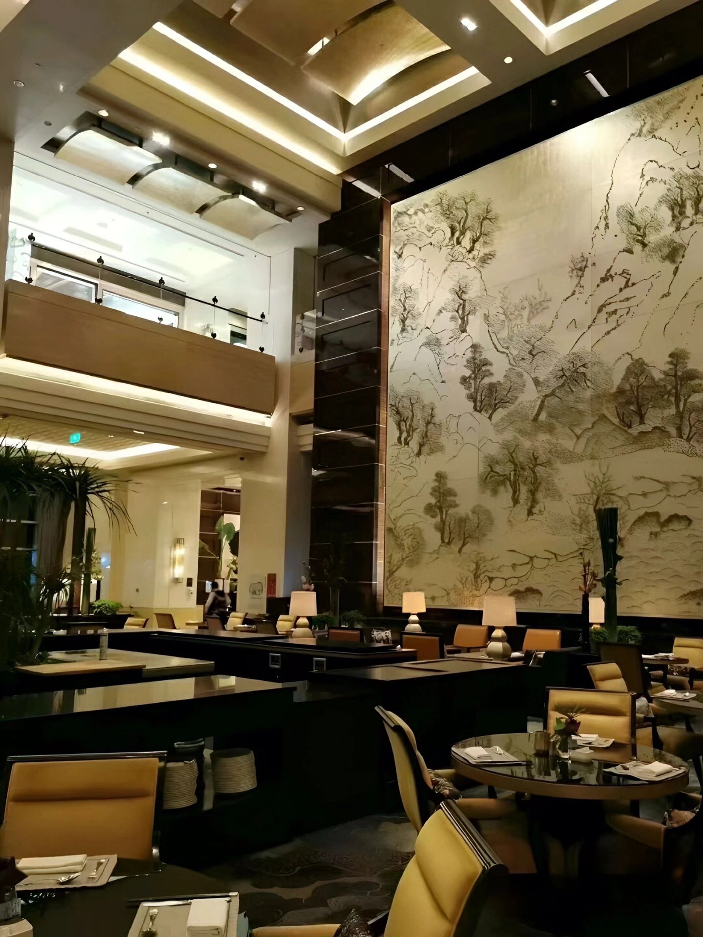鲜花贯穿整个酒店从大堂到餐厅再到房问处