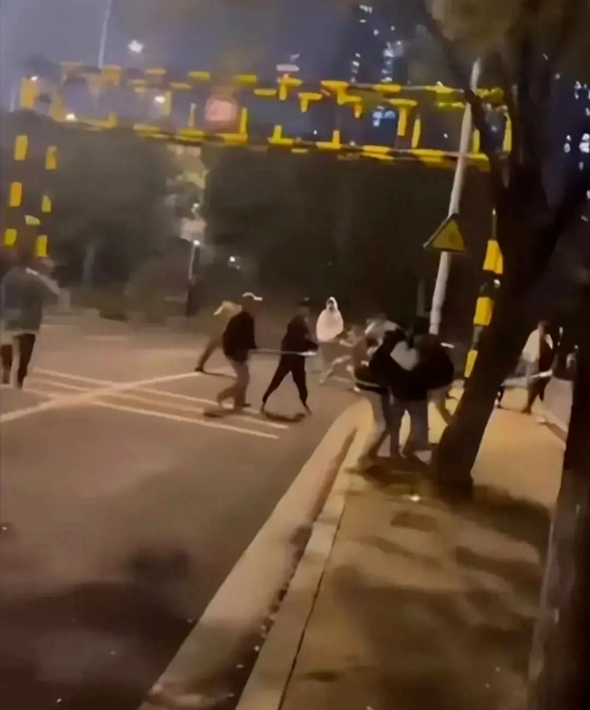 湖南长沙街头惊现大规模械斗,均是未成年人,原因令人"毁三观"