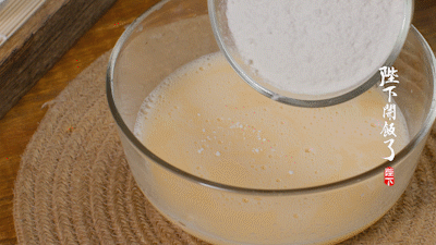 搅打好的蛋奶糊糊,质地应该很细腻,像炼乳似的.