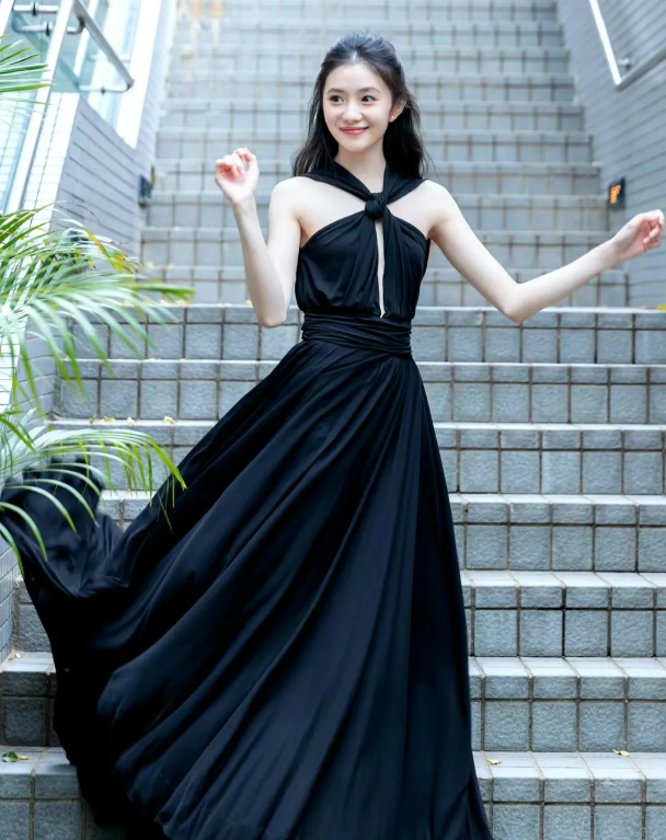 00后刘浩存美到了香港!穿挂脖裙与李玉刚合唱,同框成龙清纯可人