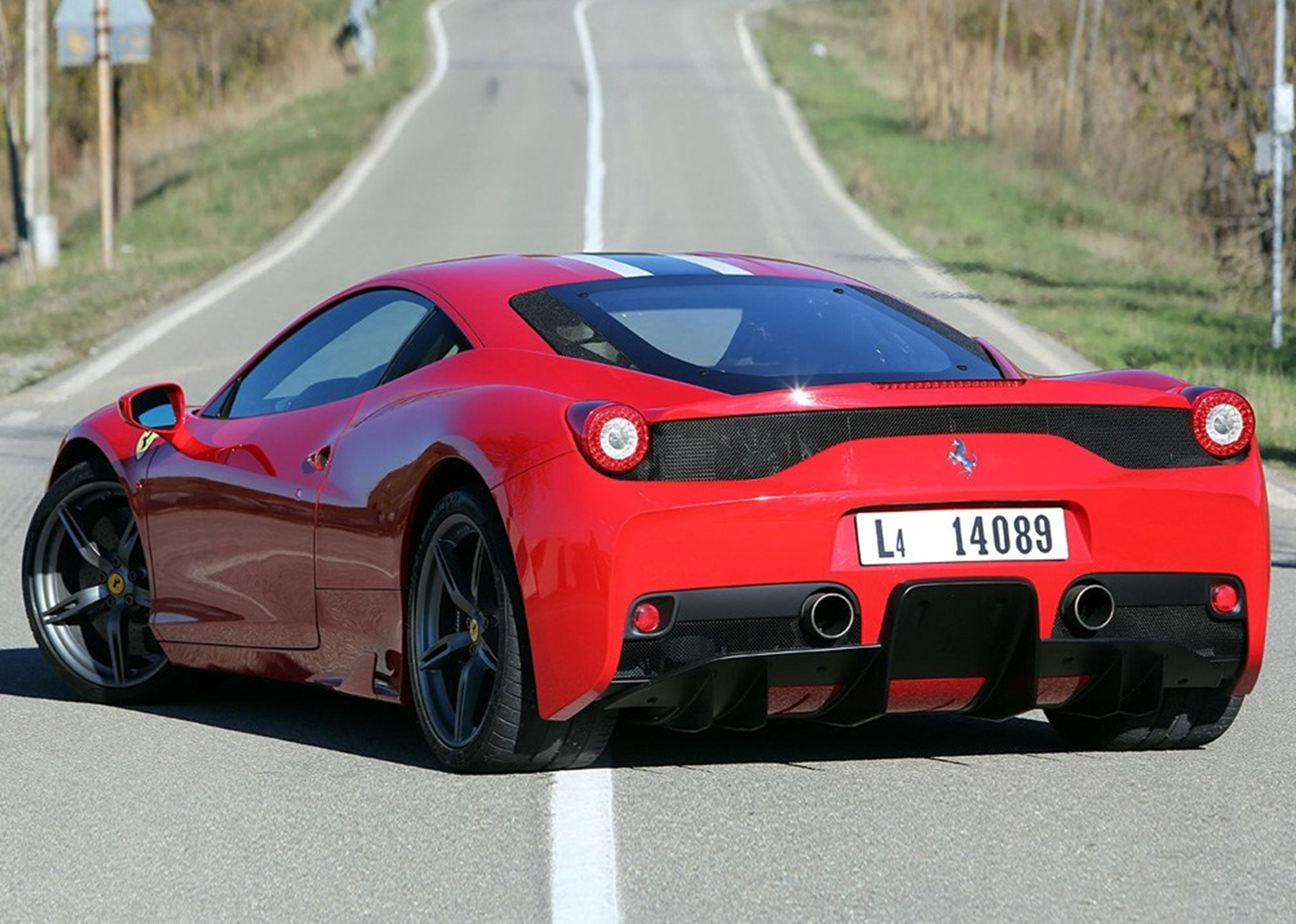 农村偶遇法拉利458,看到下车女子那一刻,没想到人比车养眼