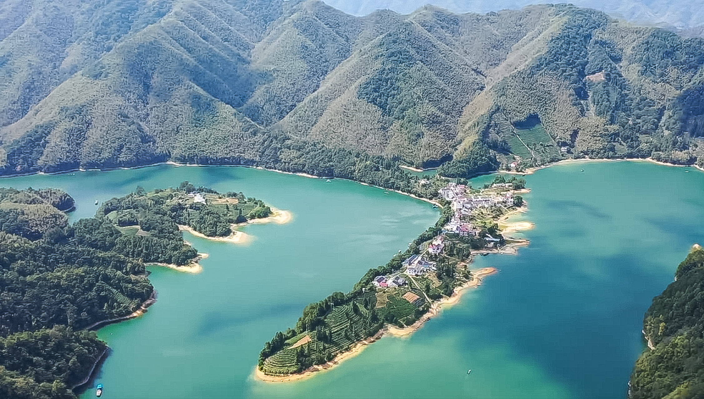 它被群山和湖水环绕,与外界隔绝,只有坐船才能进入.