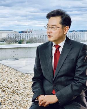 面对美国制裁不再忍让,秦刚连续抨击美国18次,次次击中美国要害