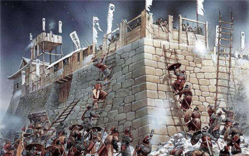 古代守城战中,士兵为何宁可用石头砸,也不将梯子推倒?