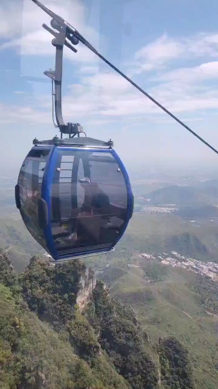四川一景区缆车半途开门 公司：插销松动原因尚不明