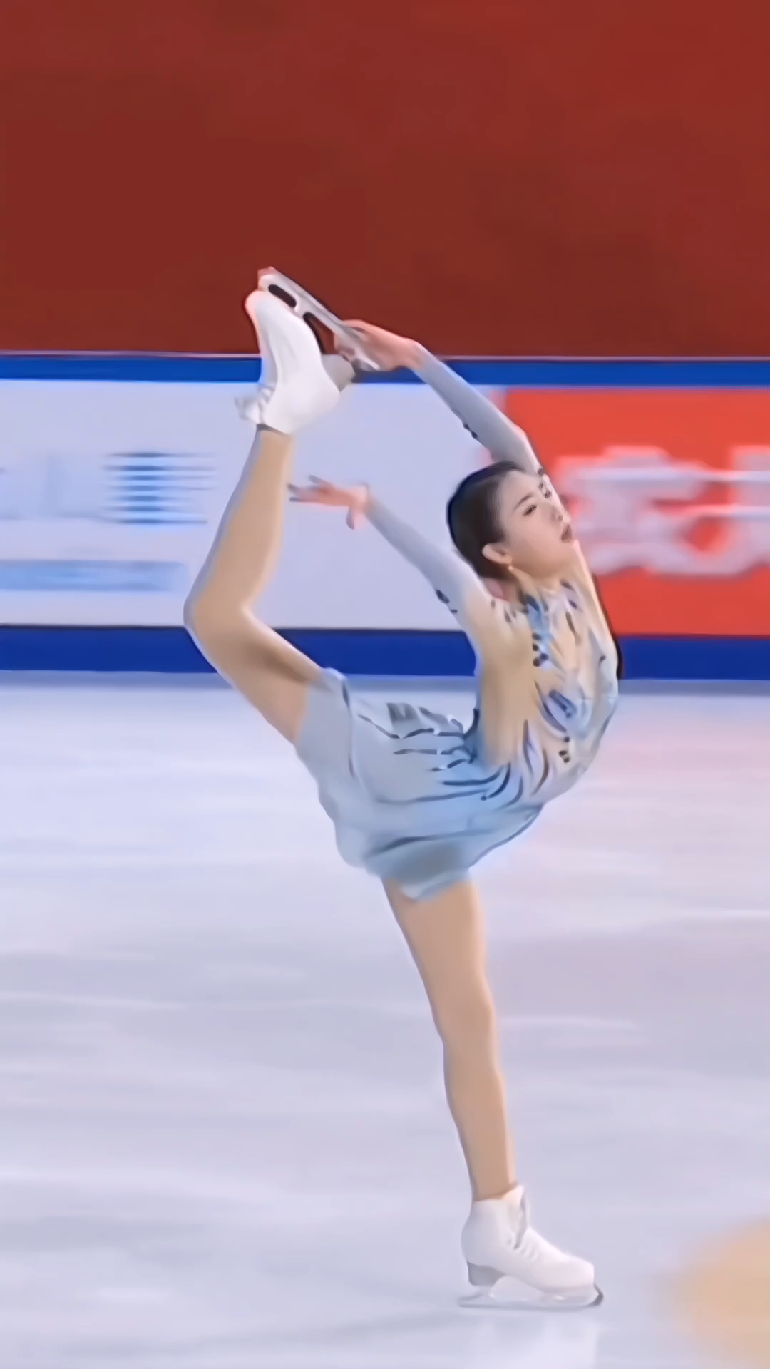 花滑女神,翩翩起舞,裙摆飞扬,宛若仙女下凡