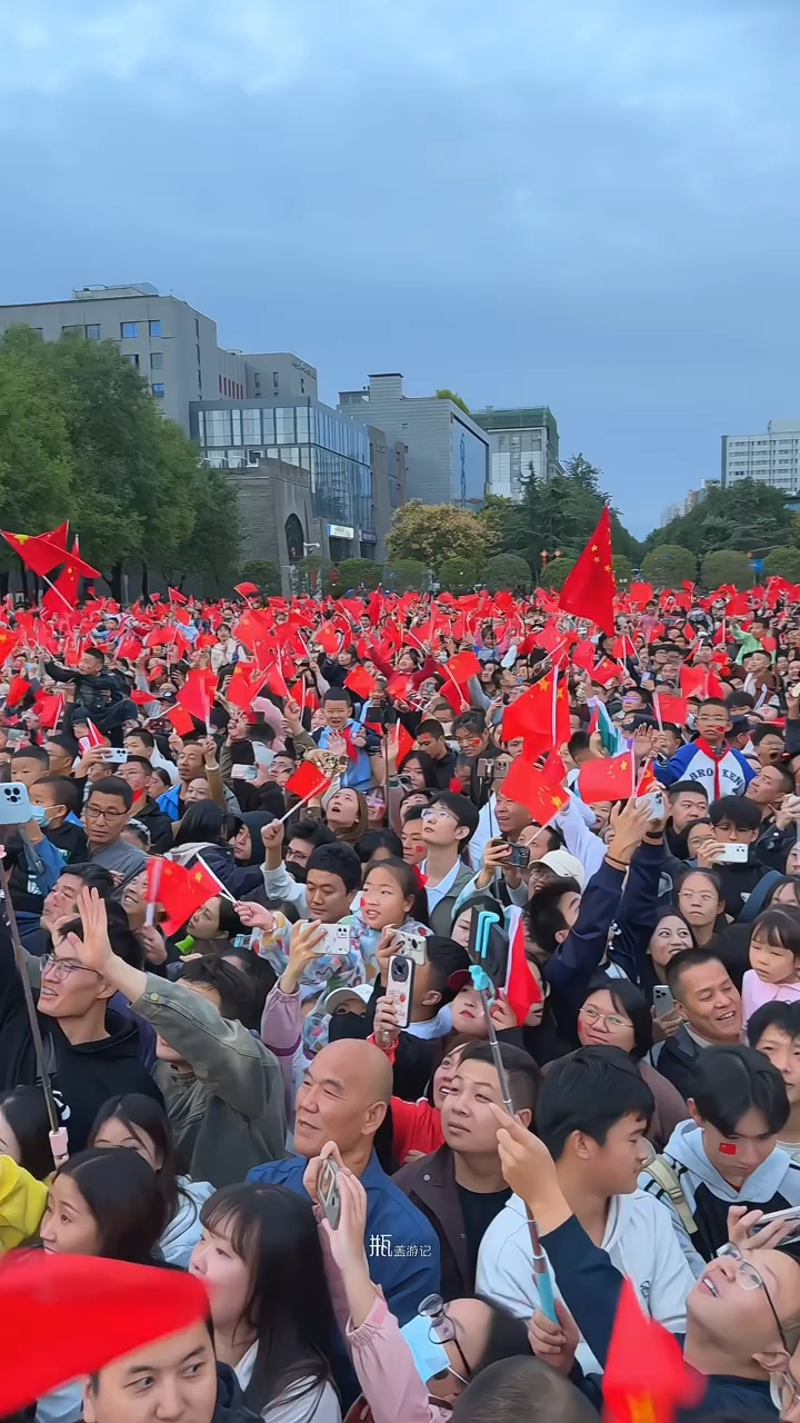 国旗下,春风里,向英雄致敬国庆节倒计时