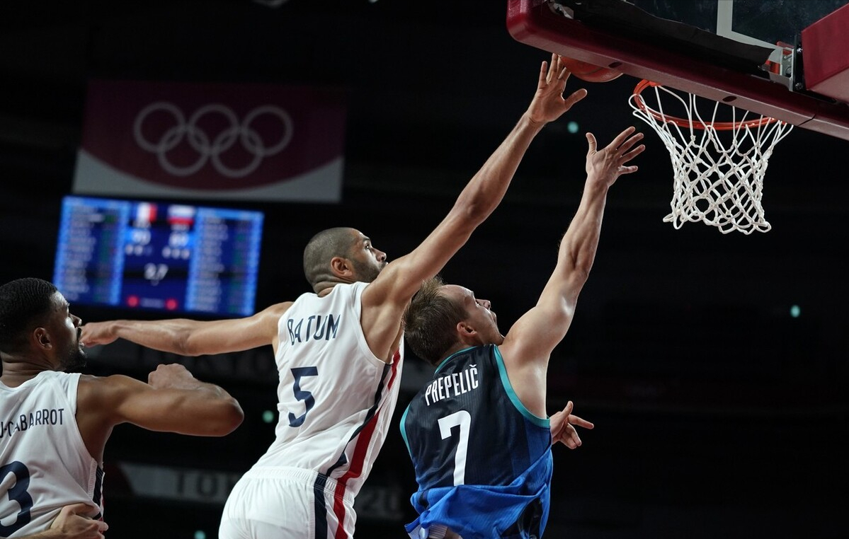 东契奇17连胜终结,还是年轻,巴图姆关键封盖 庆祝,美国稳了?