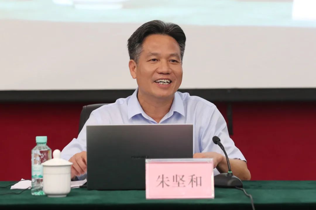 朱坚和为自治区国资系统学习贯彻党的十九届四中全会精神培训班授课