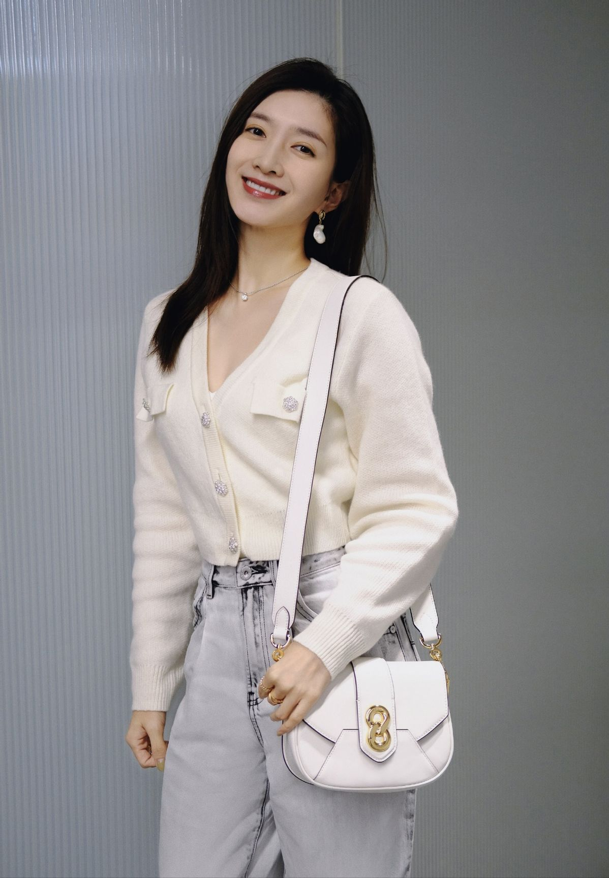 江疏影穿白色很好看,短款针织衫配萝卜裤,气质又美又舒服