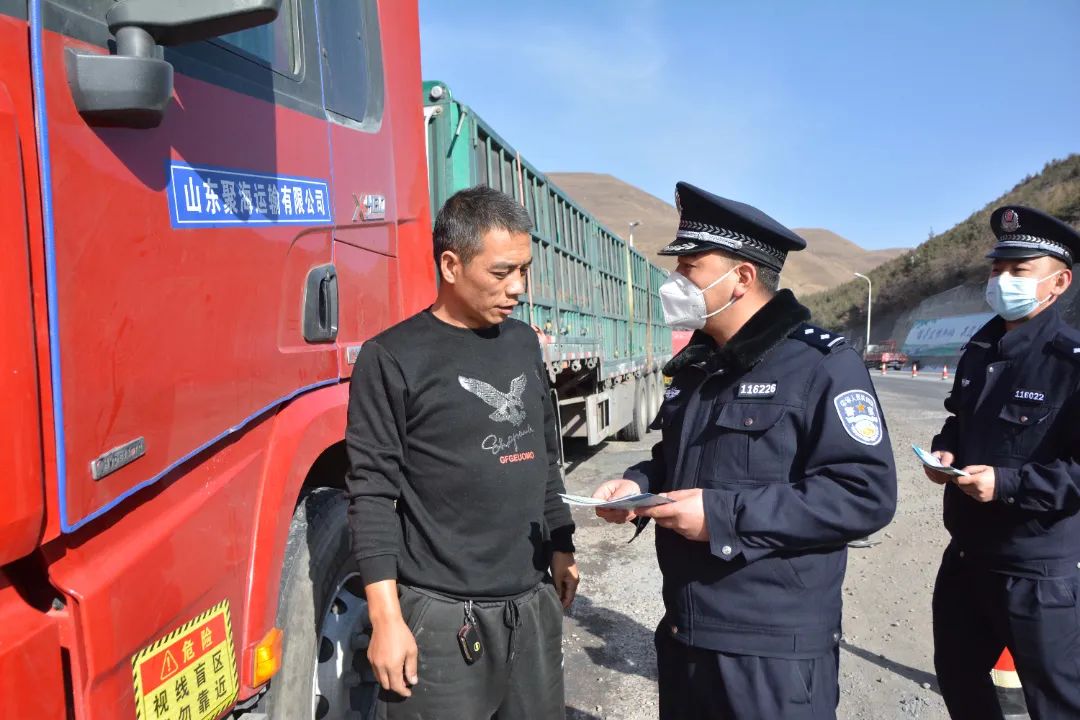 岷县公安全警动员  24小时坚守木寨岭守护平安路