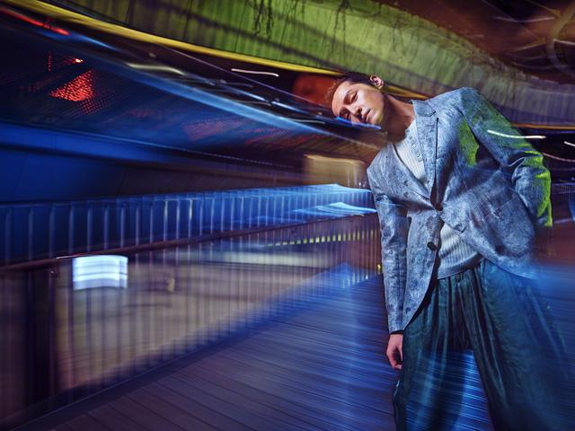 胡歌时尚大片,科幻感十足,风格很独特!而这个系列满满的男人味