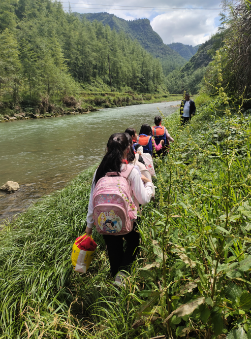 山体滑坡后,湘西20多个小学生的上学路断了,民警老师用气垫船送过河