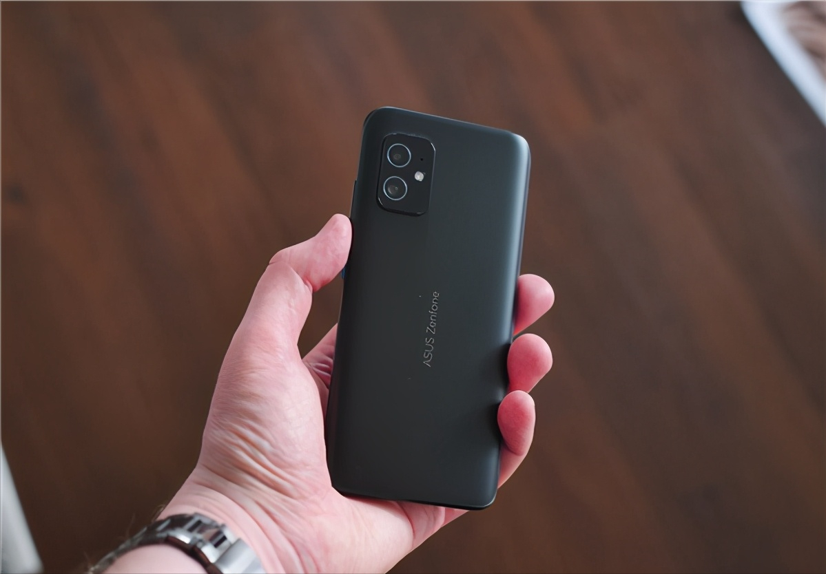 华硕zenfone8海外发布,5.9英寸小屏旗舰售价599欧,值得买吗?