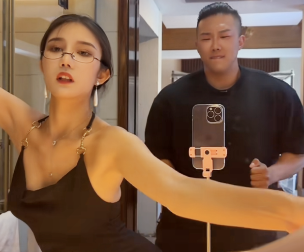 健美网红团体"鹿家门"出现内讧,一个叫泰坦的成员被扫地出门