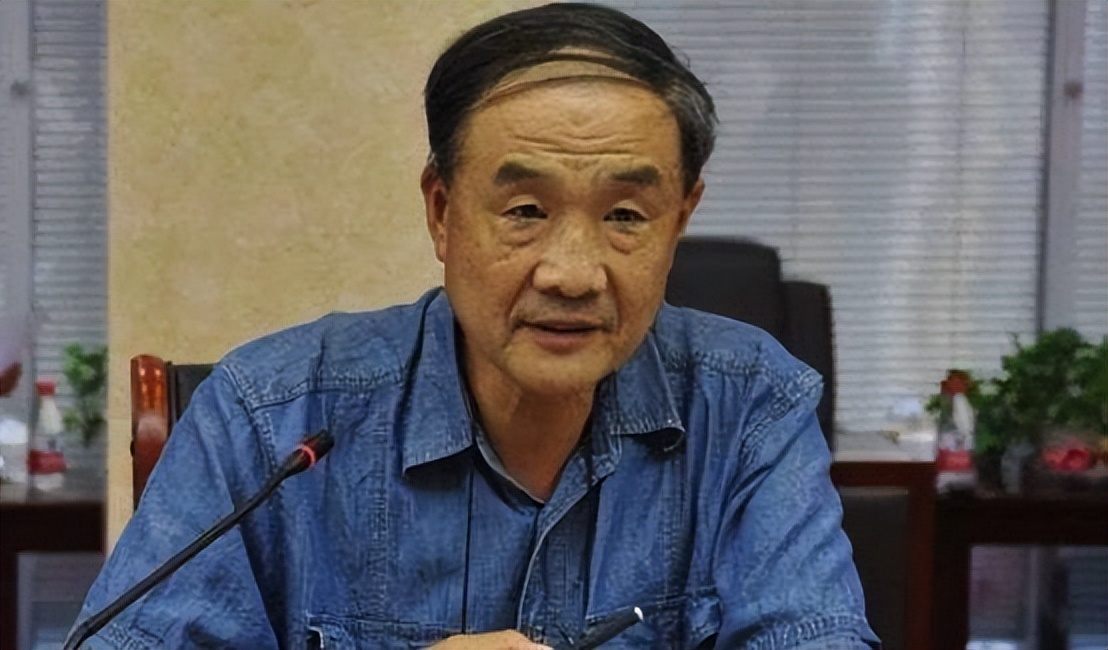 徐小岩:25岁保送清华,47岁成少将,59岁升中将,父亲是元帅军衔