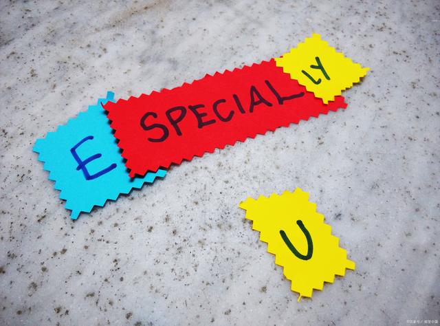 意思是"专门地;特意;格外;特别",相当于on purpose