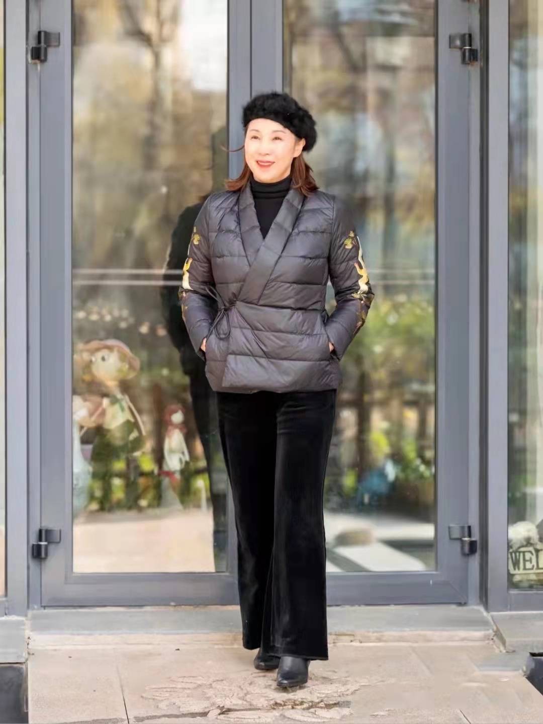 65岁的女人新年怎么穿?看看这位奶奶的搭配,优雅大气又高级